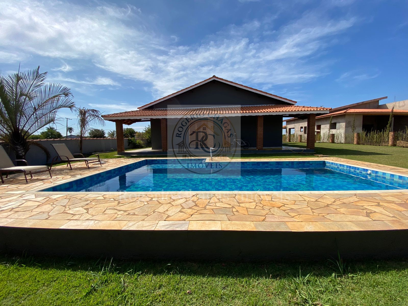 Casa 4 Suítes com Pé Direito Duplo — Residencial Fazenda Victória