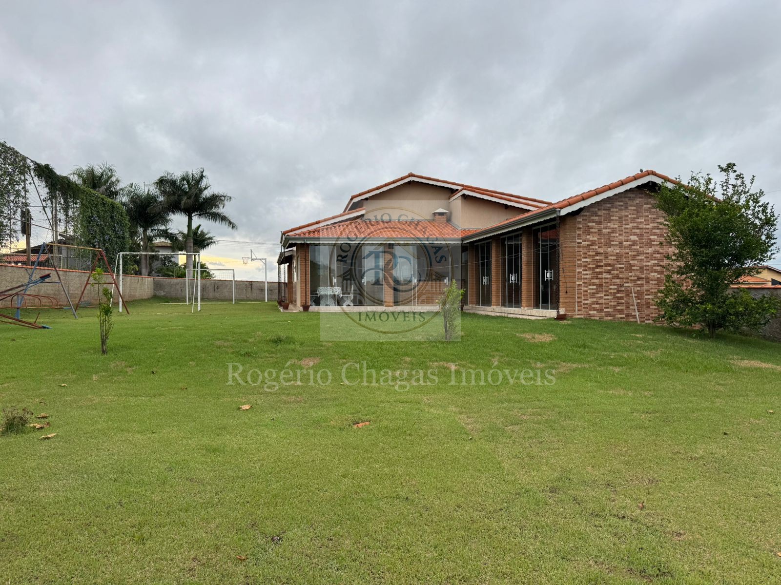 Casa de Campo 3 Dormitórios com Sala de Jogos e Lazer Completo — Fazenda Victória