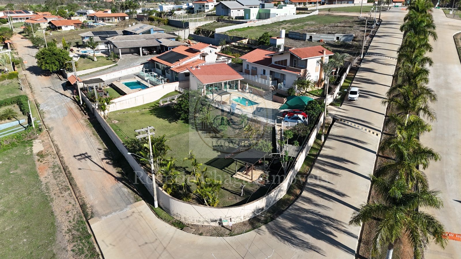 Chácara 3 Dormitórios com Lareira, Mezanino e Lazer Completo — 1.500 m²