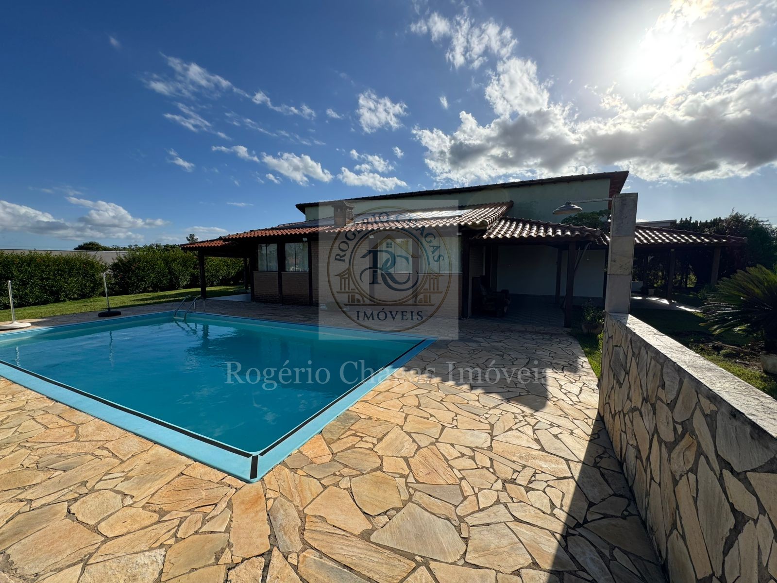 Casa de Campo 2 Dormitórios com Piscina e Estilo Rústico — 1.100 m²