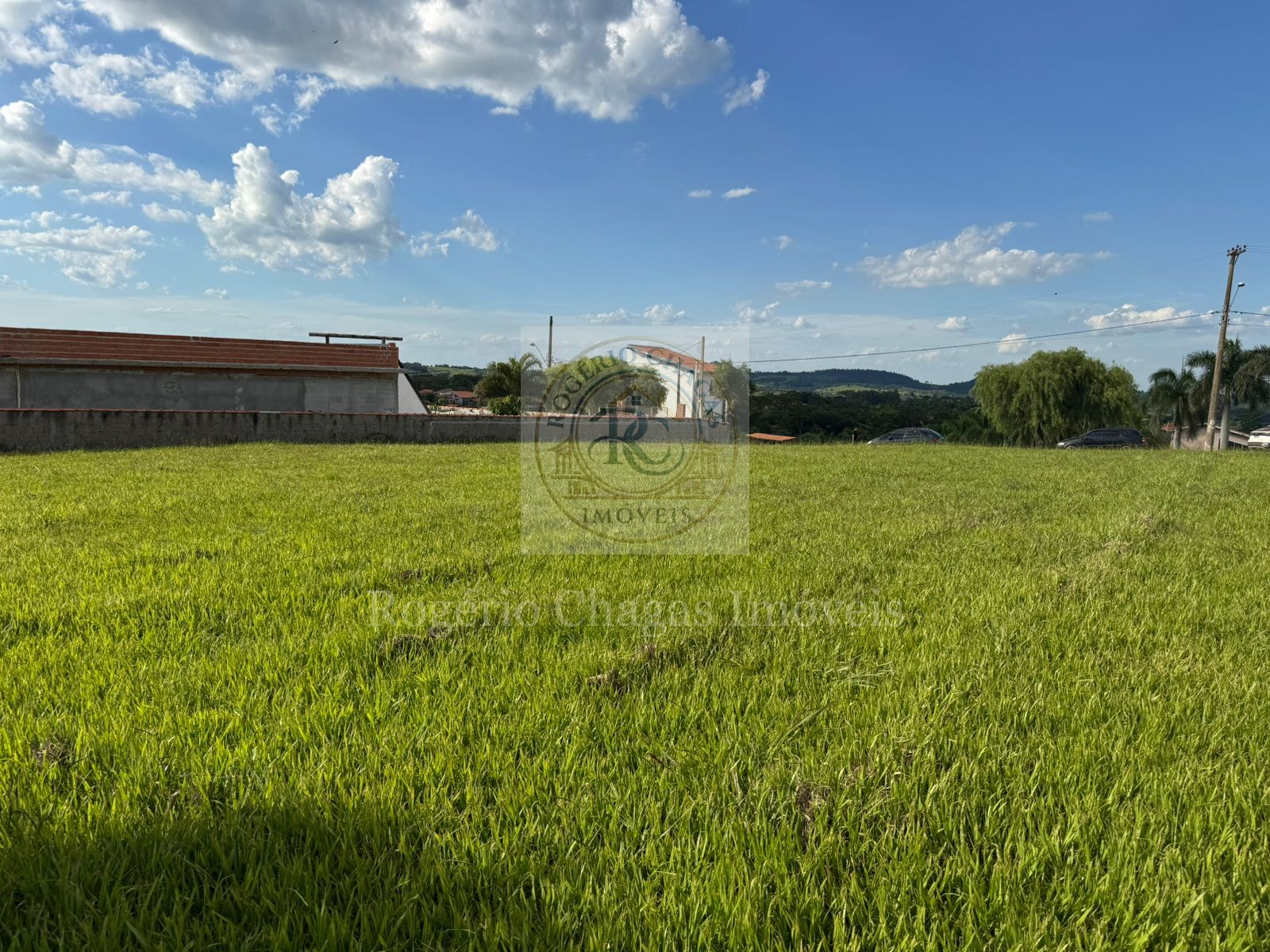 Terreno 1.000 m² com Vista ao Condomínio — Próximo à Portaria