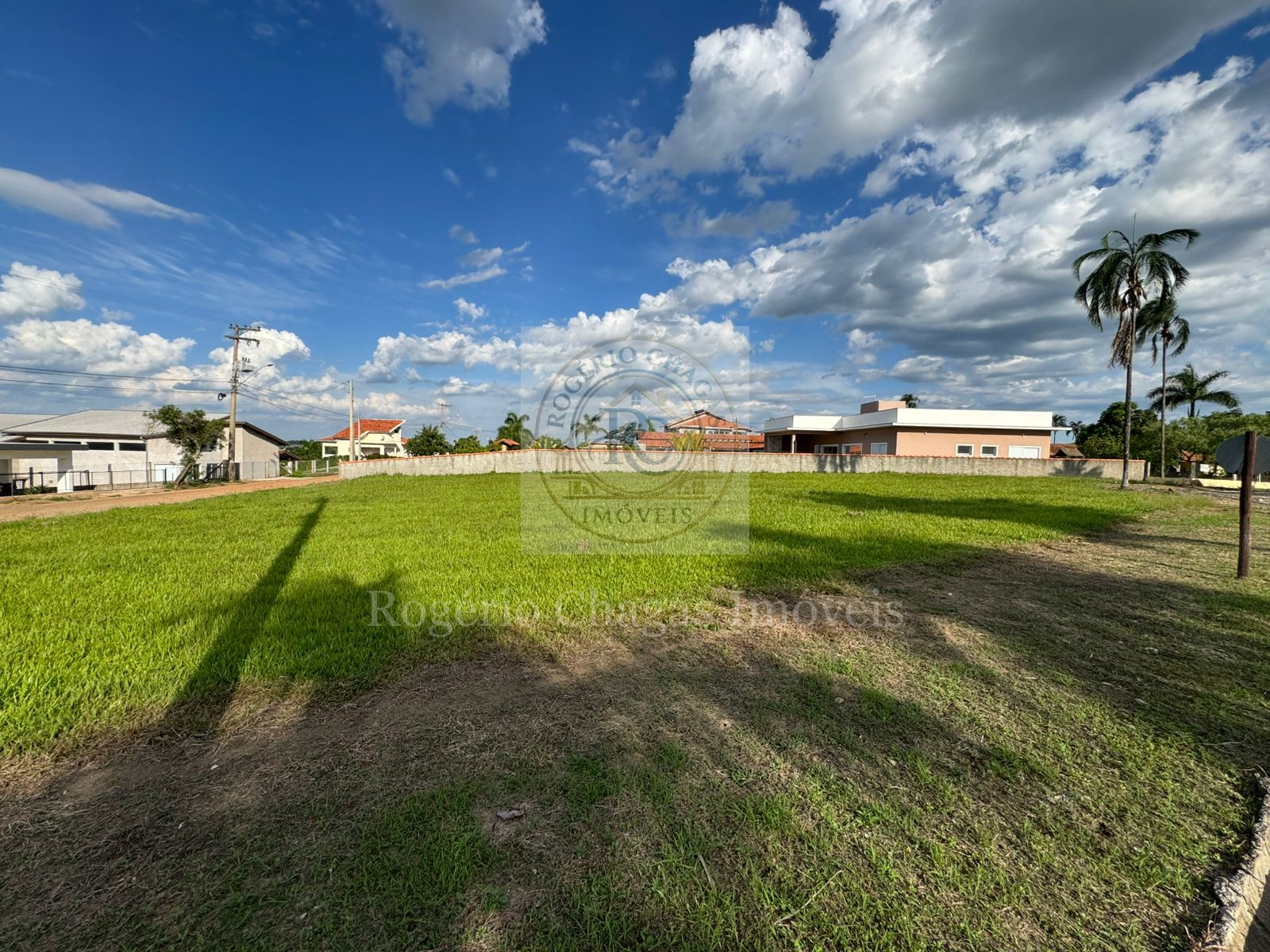 Terreno 1.000 m² de Esquina com Vista ao Condomínio — Próximo à Portaria