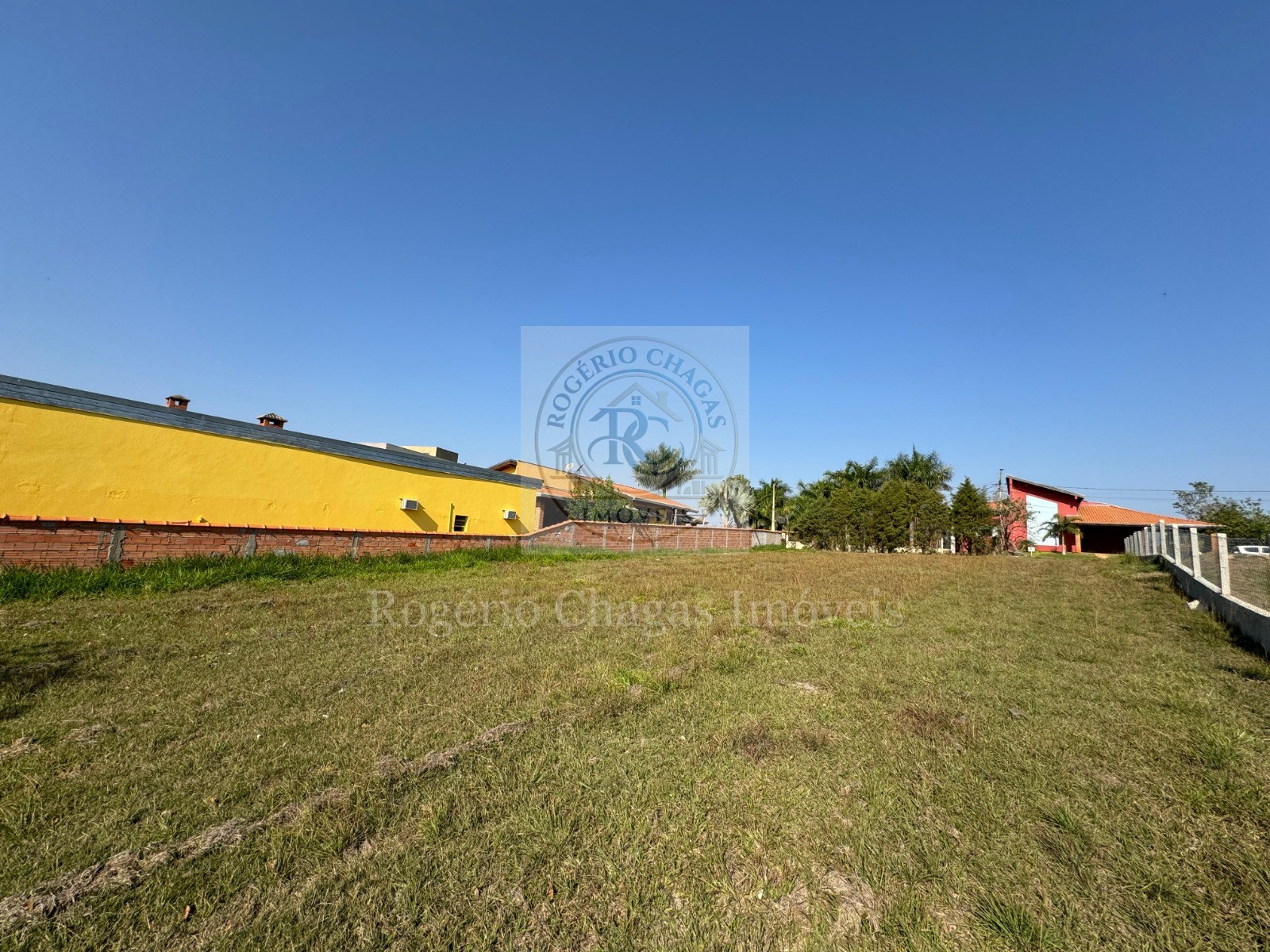 Terreno 1.000 m² com Vista e Fácil Acesso — Centro do Condomínio
