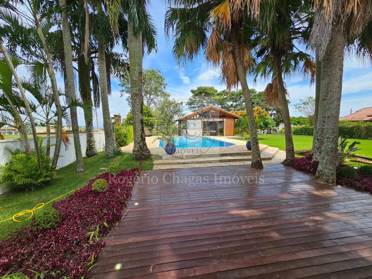 Casa 4 Dormitórios Mobiliada com Piscina e Acabamento em Madeira — Ninho Verde 1