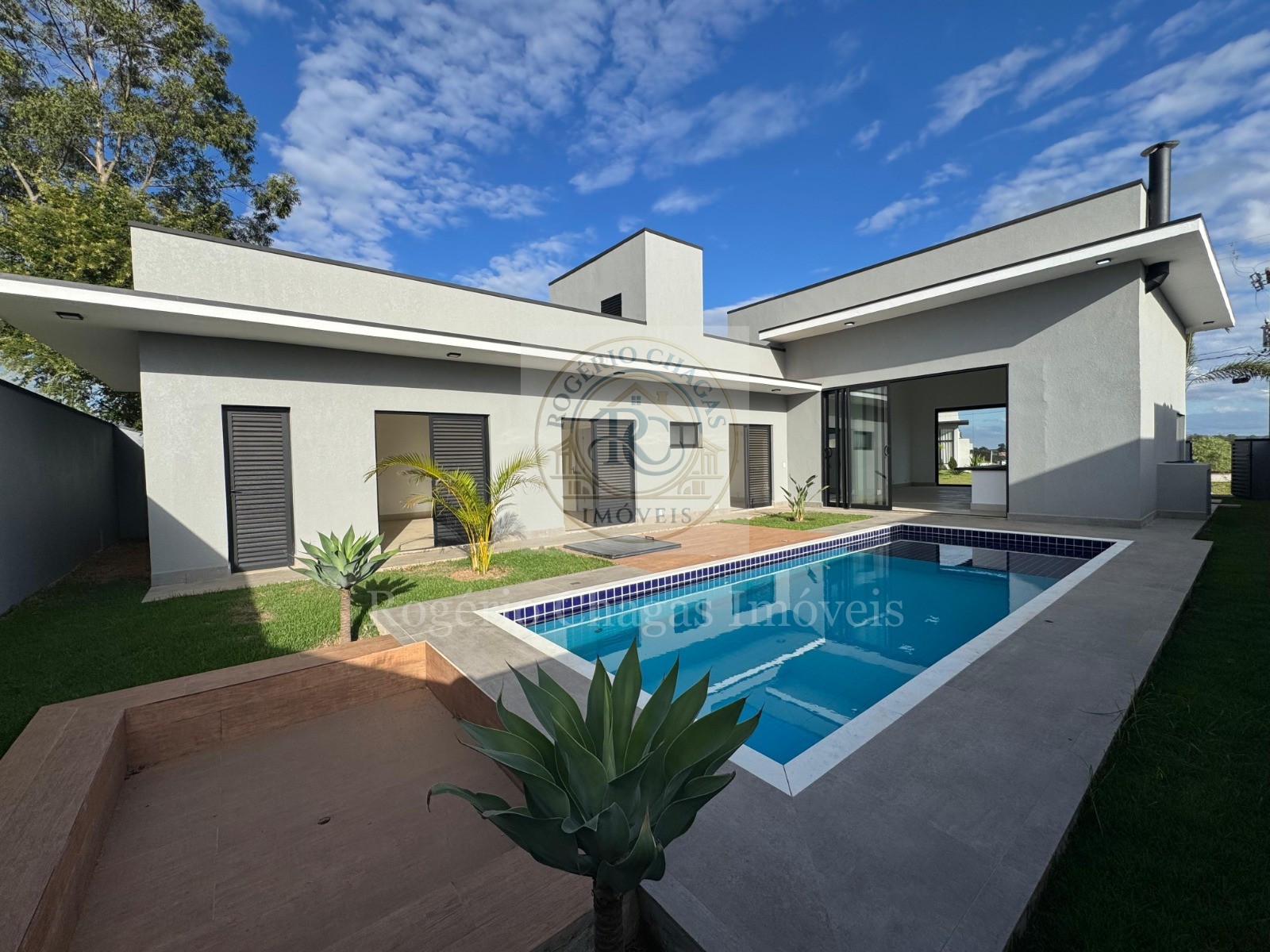Casa Nova 3 Suítes com Piscina em Alvenaria — Arquitetura Contemporânea Ninho Verde 1