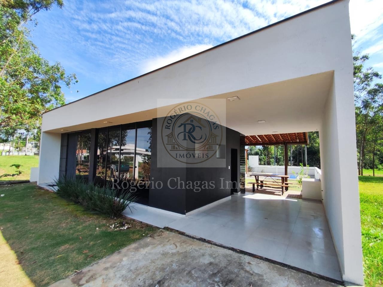 Casa 4 Dormitórios Mobiliada com Piscina Aquecida e Área Gourmet — Ninho Verde 1