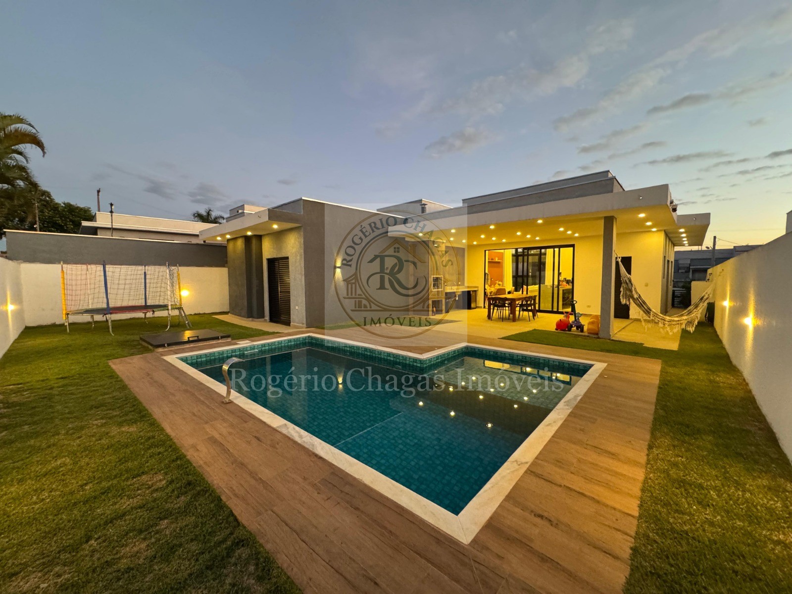 Casa 3 Suítes Mobiliada com Piscina LED e Área Gourmet — Ninho Verde 1
