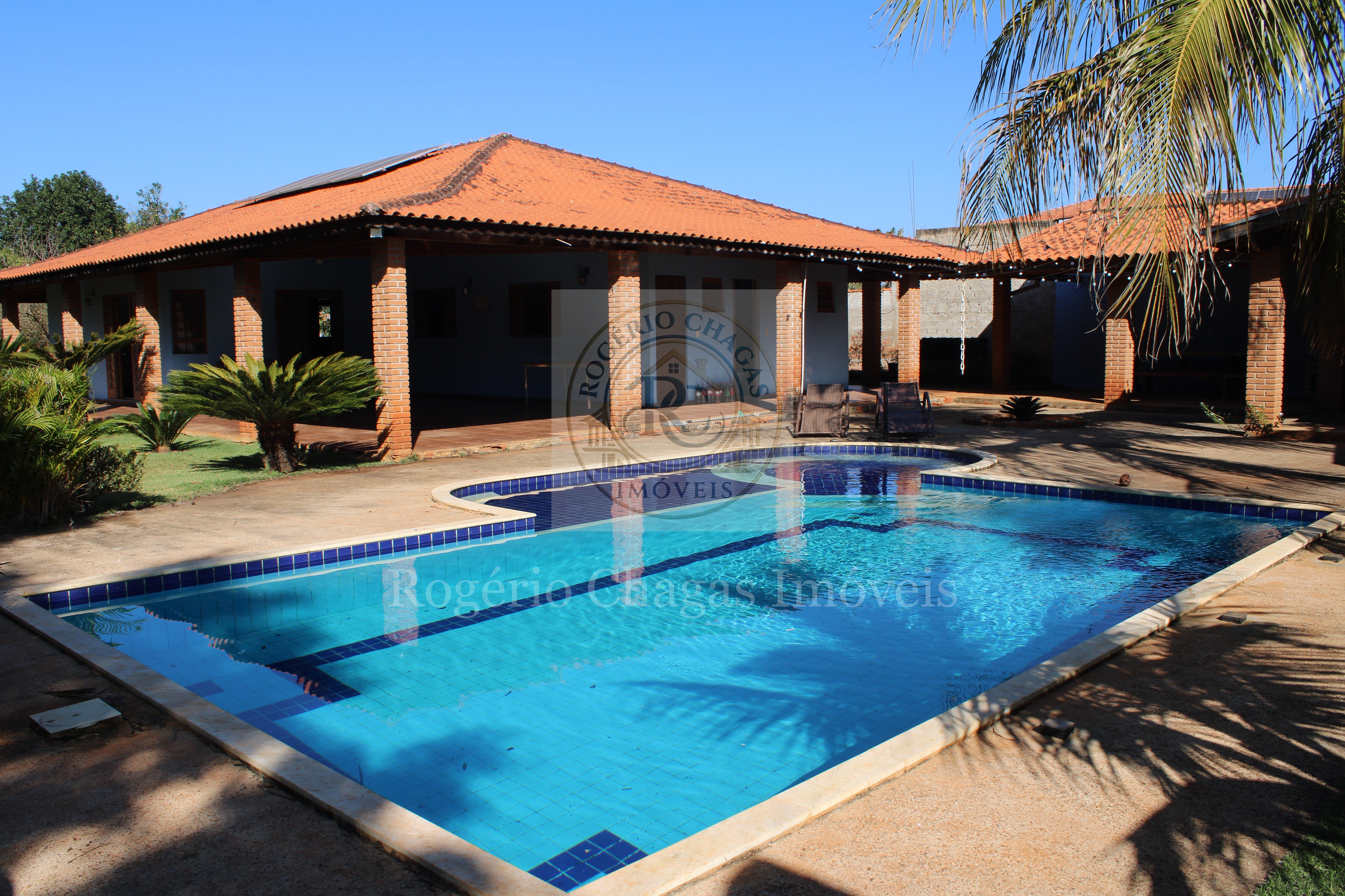Casa 4 Dormitórios com Piscina e Área Gourmet — Porteira Fechada, Quadra-SP
