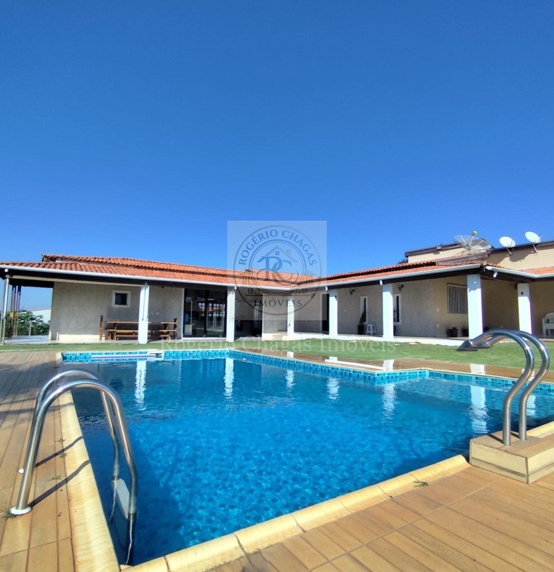 Casa 4 Dormitórios com Piscina e Área Gourmet Fechada — Quadra-SP
