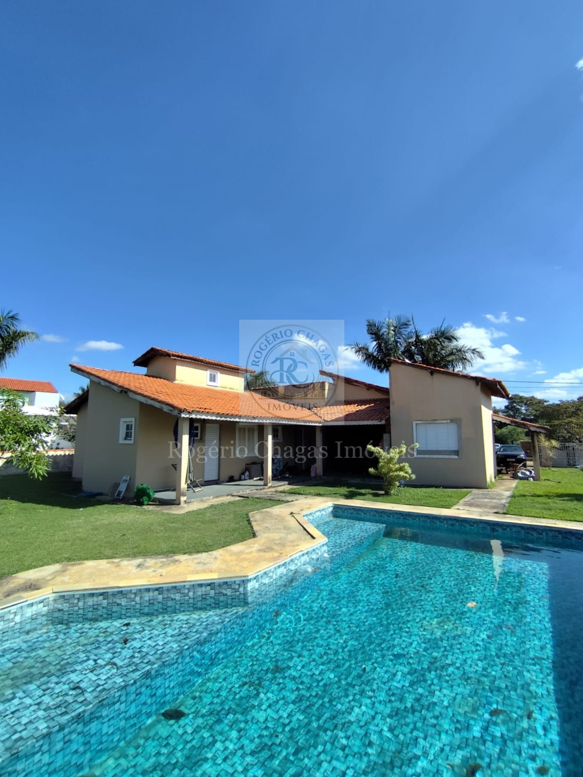 Casa 4 Quartos com Piscina e Churrasqueira — Residencial Fazenda Victória