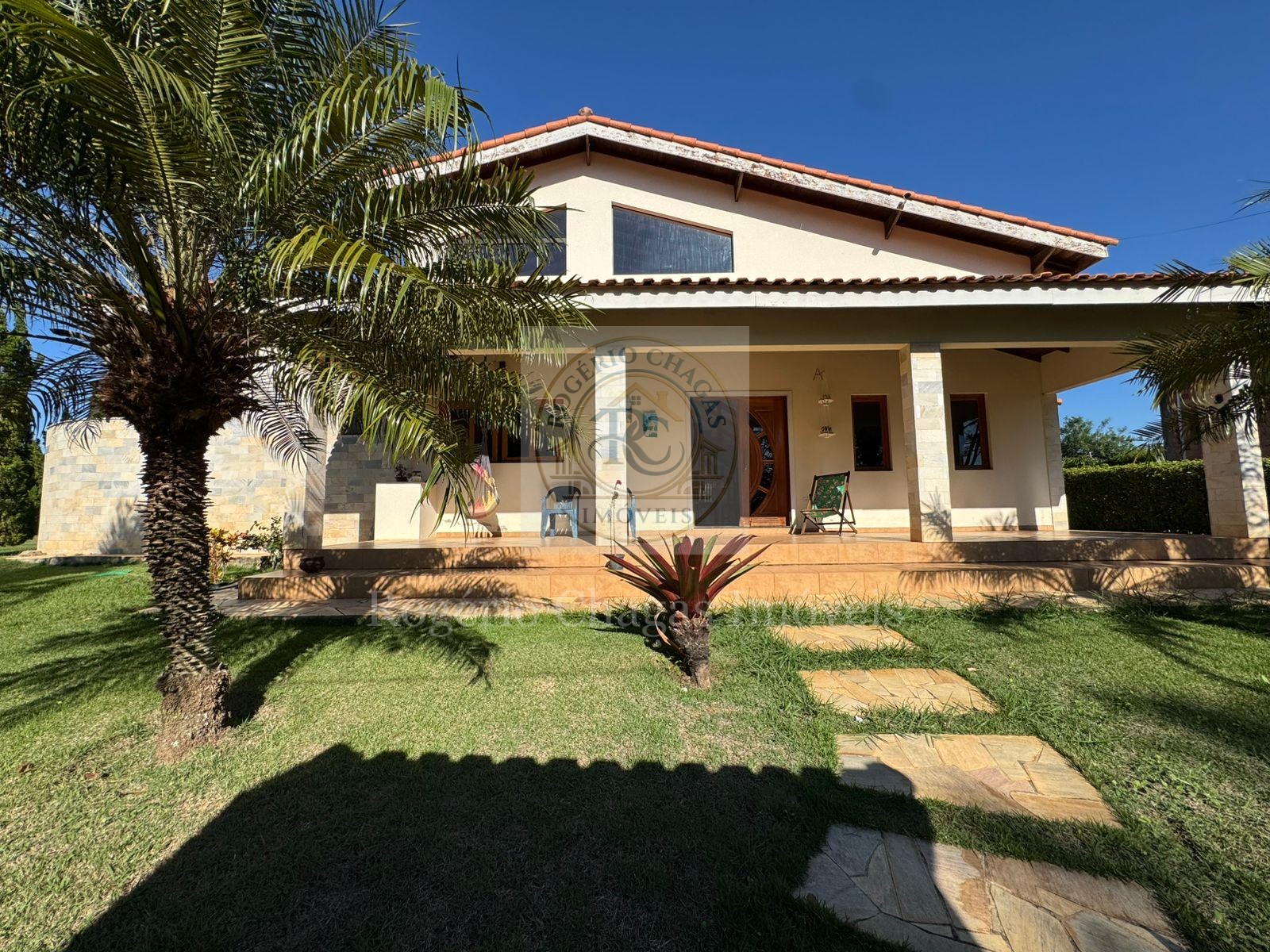 Chácara 2.300 m² com Pé Direito Duplo e Mezanino — km 157 Castelo Branco