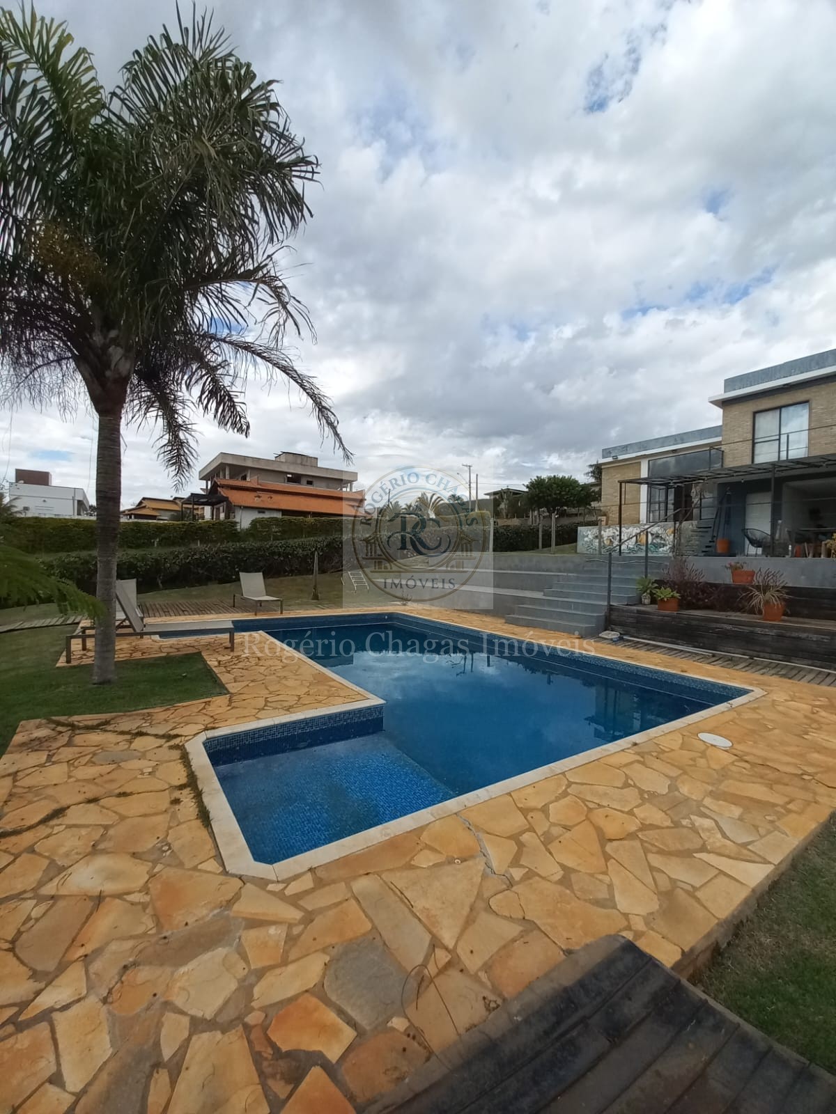 Casa 3 Dormitórios com Piscina, Área Gourmet e Pergolado — Residencial Fazenda Victória