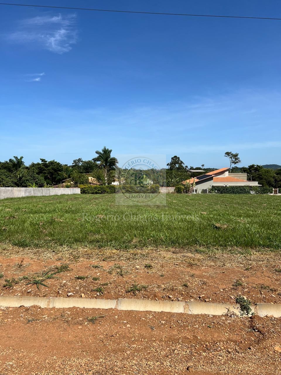 Terreno 1.000 m² Plano com Cerca Viva — Residencial Fazenda Victória