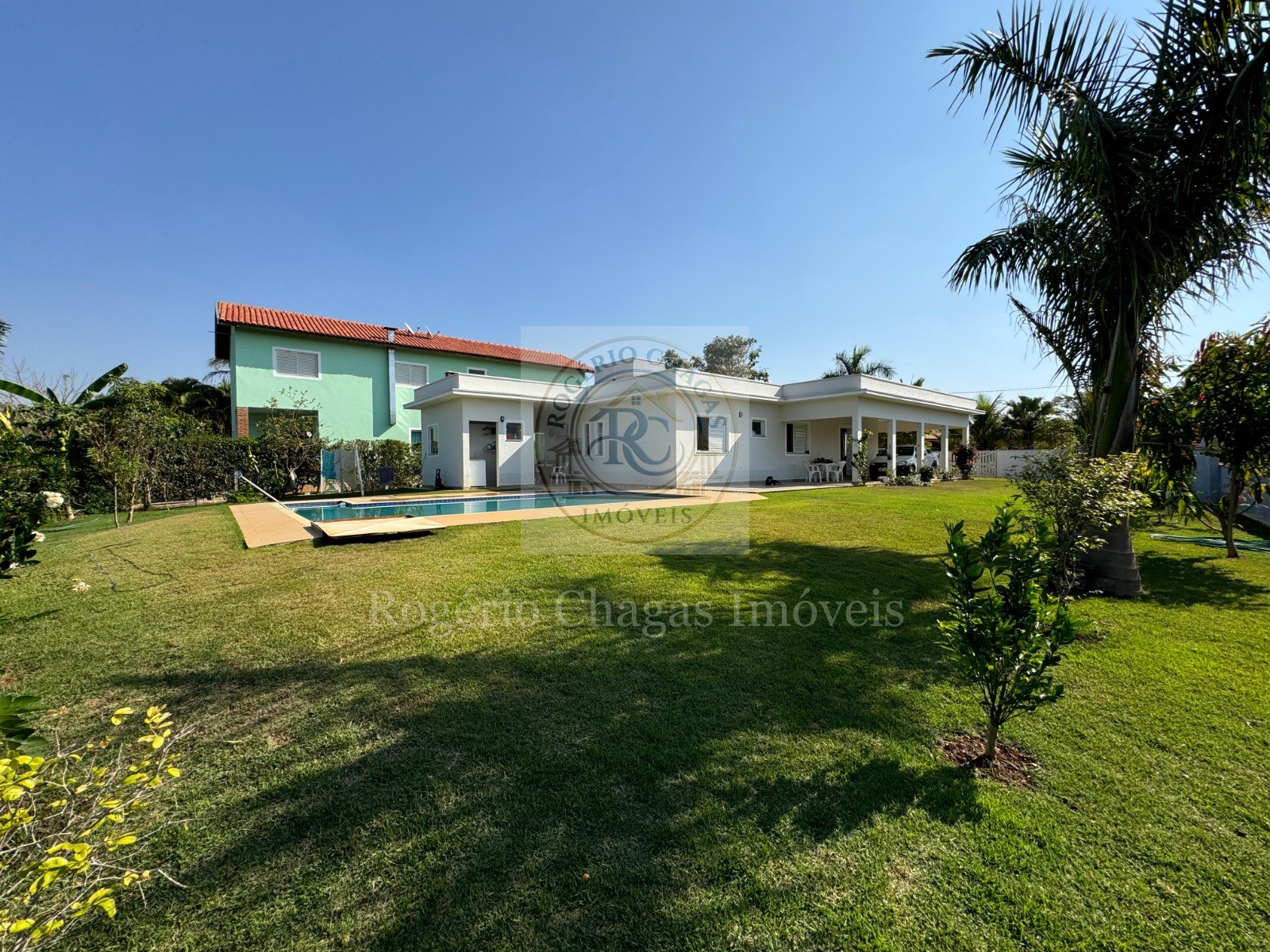 Casa 4 Dormitórios com Piscina e Pomar — Residencial Fazenda Victória
