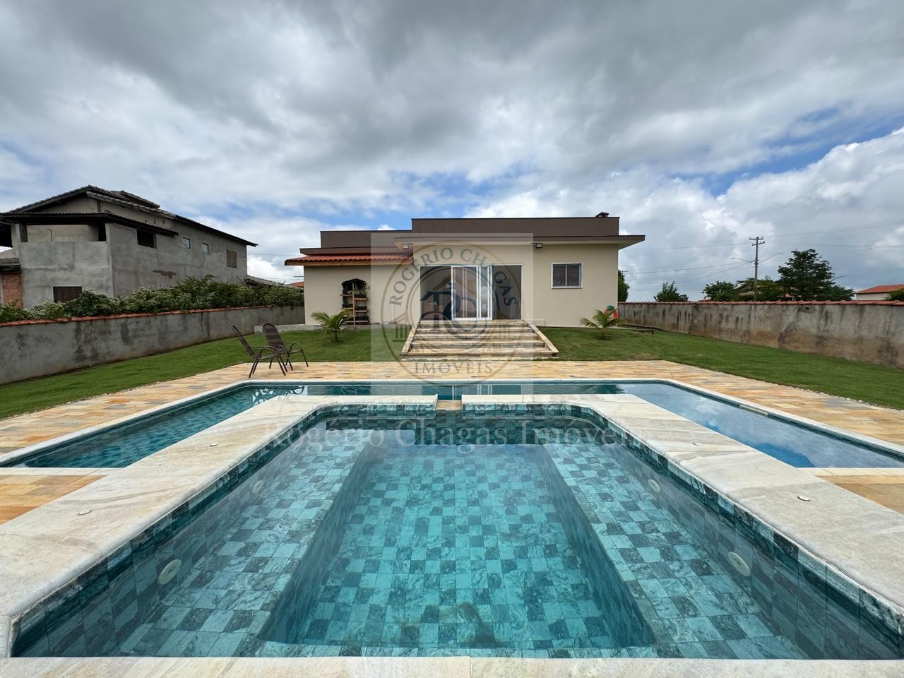 Casa 3 Suítes Mobiliada com Piscina, Hidro e Energia Solar — Fazenda Victória