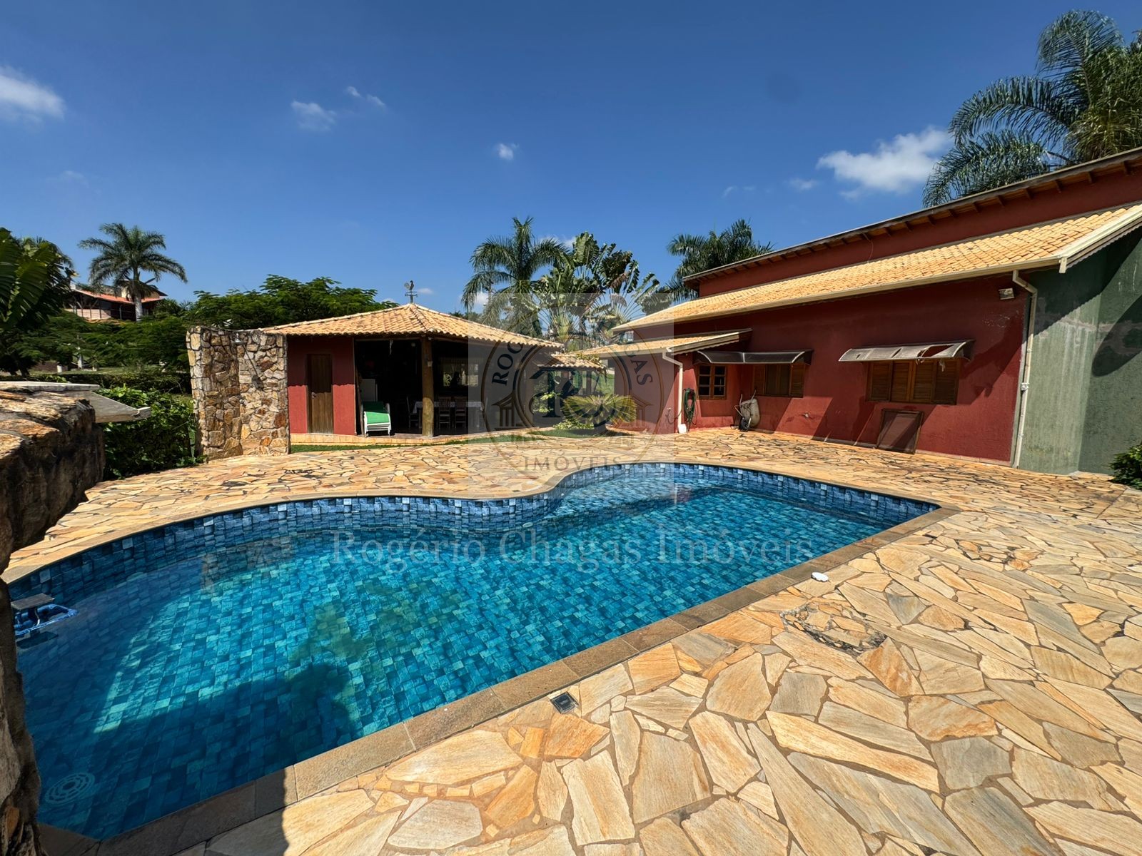 Chácara 3 Dormitórios com Vista para o Lago e Área Gourmet — 2.150 m²
