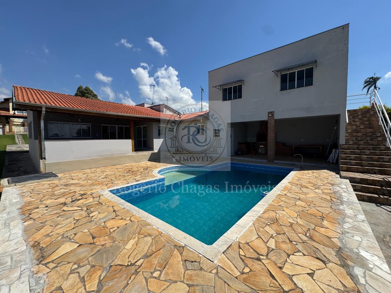 Chácara 3 Dormitórios Mobiliada com Piscina e Salão de Jogos — Fazenda Victória